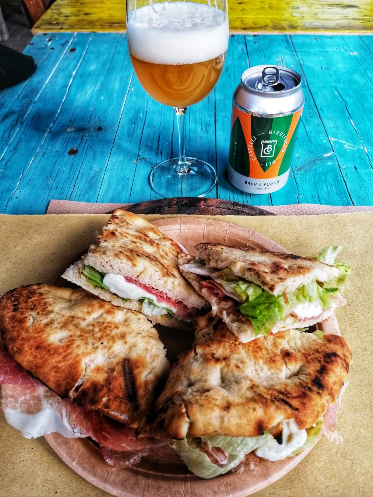 Crescia farcita con prosciutto e formaggio servita con una birra alla spina