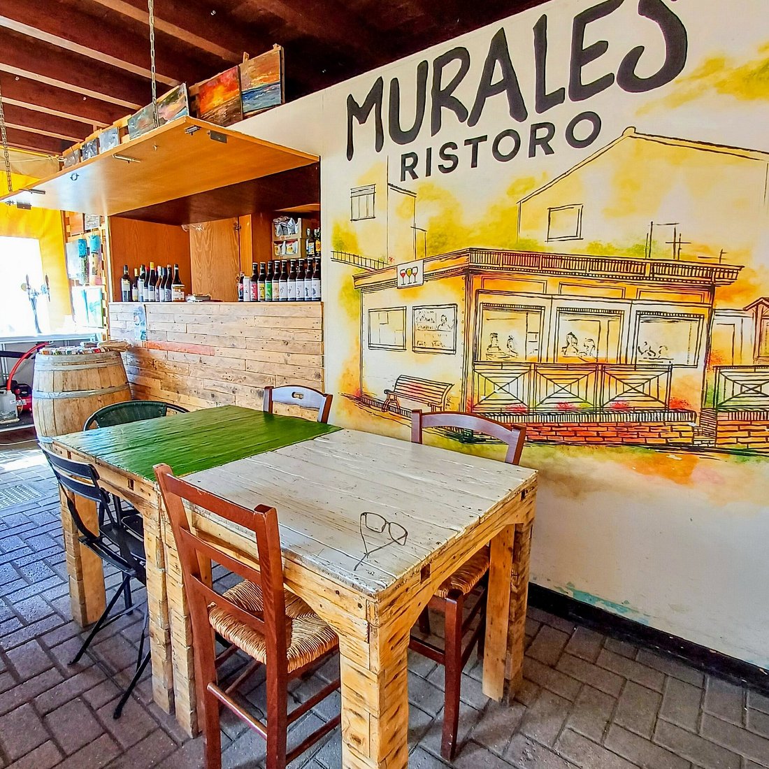 Sala del ristoro con il murale dipinto sulla parete